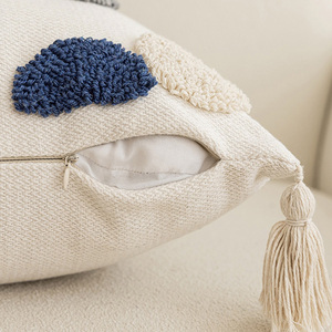 Funda de cojín con bordado geométrico decorativo de 18x18 pulgadas azul con flecos - Product Image 3