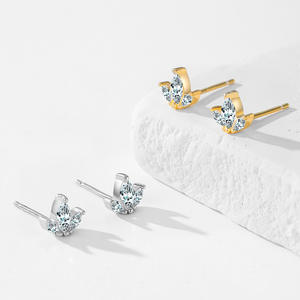 Pendientes de Corona Pequeña con Circonita Cúbica de Corte Marquesa en Plata de Ley S925, Versión de Cobre Personalizable - Exclusivo para Mujeres - Product Image 4