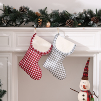 Chaussette de Noël en toile à carreaux vichy rouge et blanc avec bordure à volants crème et revers rabattable pour la décoration de maison de campagne ou de maison de vacances