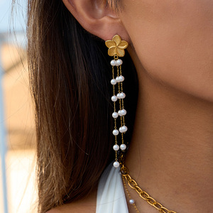 Boucles d'oreilles pendantes en forme de fleur avec perles, plaqué or 18 carats, perles d'eau douce de qualité AAA, bijoux de mariage, design à longues pampilles - Product Image 2