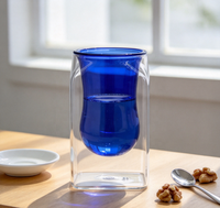 Gelas Dinding Ganda Borosilikat Lapisan Dalam Biru Klein Bentuk Luar Persegi Tiup Manual untuk Kopi Teh Jus
