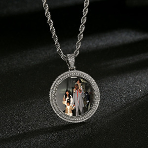 Collana con ciondolo geometrico regalo di compleanno collana con immagine personalizzata collana di zirconi per donna uomo e donna - Product Image 2