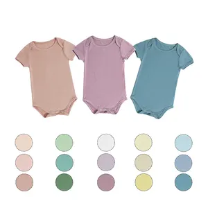 Combinaison pour nouveau-né avec étiquette personnalisée Body en rayonne à manches courtes Barboteuse pour bébé en bambou avec enveloppe de couleur unie à l'épaule