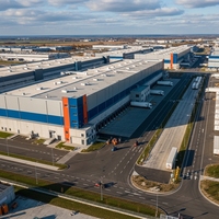 Entrepôt logistique alimentaire industriel moderne en structure acier de 26 ans de durée de vie, à panneaux PU écoénergétiques et ignifuges ASTM