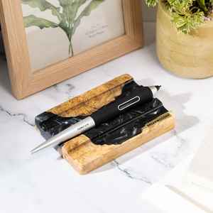 Añade un toque de arte hecho a mano a tu espacio de trabajo con este portalápices de resina y madera. - Product Image 4