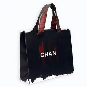 थोक कस्टम मुद्रित ब्रांड लोगो डिजाइन पदोन्नति लक्जरी कपड़े उपहार खरीदारी काले आभूषण कागज बैग संभाल के साथ