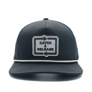 Casquette de golf unisexe personnalisée noire à 5 panneaux avec tissu chevron, imperméable et logo en caoutchouc, style corde et impression - Product Image 1