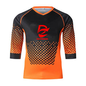 Jersey de Ciclismo MTB Personalizable por Sublimación, Antiarrugas, Negro y Naranja, Tres Cuartos, Tejido Transpirable con Rejilla para Paseos por Senderos Rocosos - Product Image 1