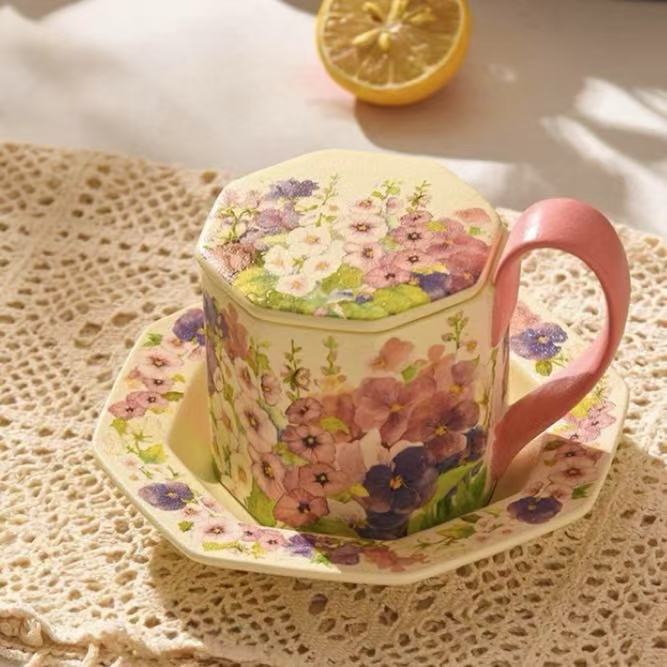 Tazza con manico curvo rosa floreale