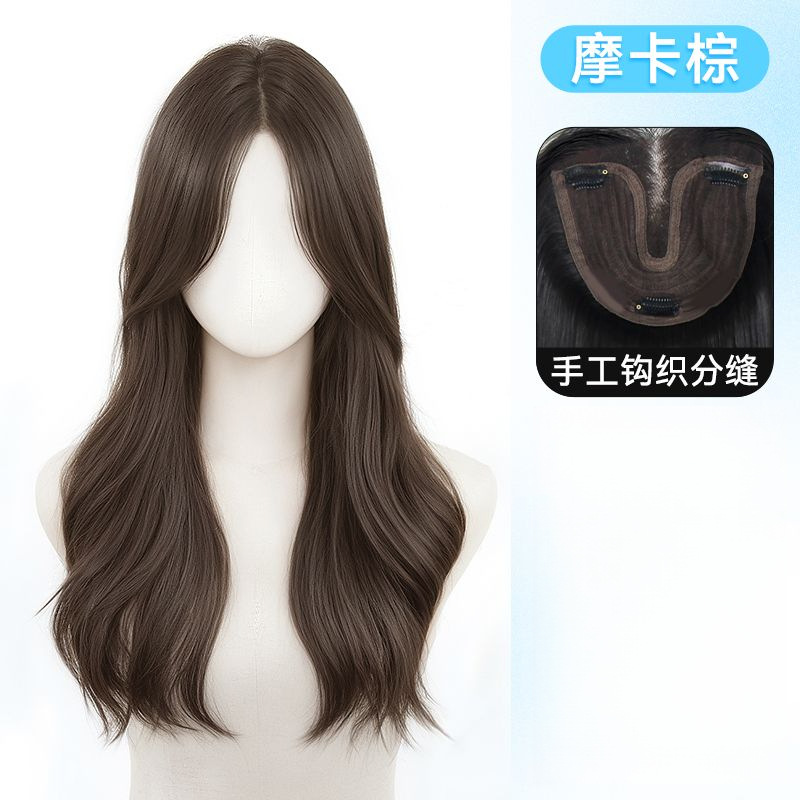 Cheveux ondulés avec raie au milieu, couleur brun froid.