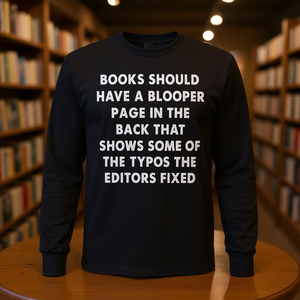 T-shirt à manches longues avec une page à l'arrière qui montre quelques erreurs de frappe que les éditeurs ont corrigées - Product Image 3