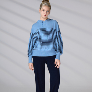 Sweat-shirt à capuche en tricot personnalisé avec manches lanternes et broderie en forme de cœur, en laine mérinos RWS douce et cachemire pour femmes - Product Image 1