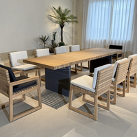 Table de jardin en bois avec plateau à lattes longues et bases à panneaux pour terrasse extérieure