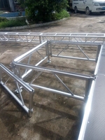 Scène extérieure préassemblée en promotion, installation rapide, légère, avec escalier pour événements