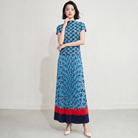 Ensemble deux pièces plissé Miyake : Haut à manches courtes à col montant imprimé floral géométrique bleu et jupe plissée rouge marine