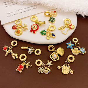 CZ9384 Dijes colgantes chapados en oro y esmaltados con diseños de huevo frito, vajilla, café, donut, cigarrillo y comida, para pulseras deslizantes - Product Image 1