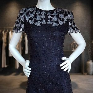 Robe de soirée noire de haute qualité à col rond, brodée de fleurs et perlée, en tulle, coupe droite, longueur genou - Product Image 4