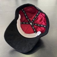 Casquette 5 panneaux en daim avec doublure en satin, broderie de strass et diamants, avec NFC