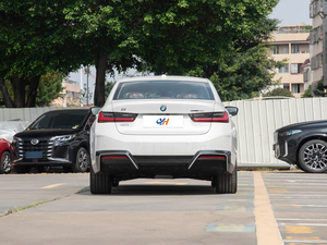 <span class=keywords><strong>BMW</strong></span> <span class=keywords><strong>i3</strong></span> 2025 eDrive40L M Sport Shadow Edition – Berline électrique d'occasion haut de gamme, propulsion arrière, 250 <span class=keywords><strong>kW</strong></span>, 340 ch, autonomie 610 km, recharge rapide, véhicule électrique de luxe - Product Image 6