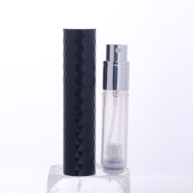Distributeur de parfum noir, en forme de losange, remplissage par le bas.