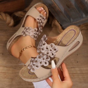 Sandales compensées élégantes marron pour femme, mules à découpes florales, confortables, à bout ouvert, antidérapantes - Product Image 5