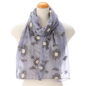 Bufanda bordada con diseño de flores, moderna y ligera, para mujer. - Product Image 1