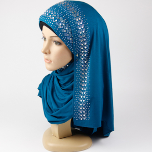 Vente en gros de foulards musulmans bon marché pour femmes, couleurs unies, châle en coton, <span class=keywords><strong>hijab</strong></span> avec strass, hiver, été, printemps, automne, tous les bonnets - Product Image 2