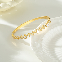 Ensemble de bagues en acier inoxydable plaqué or 18 carats, de forme trèfle à quatre feuilles, serties de pierres en zircone, élégantes et luxueuses