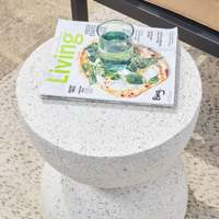 Table d'appoint en terrazzo à la recherche d'une silhouette géométrique moderne et minimaliste Table d'appoint pour plantes d'intérieur et d'extérieur