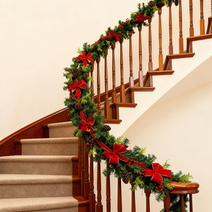 พวงมาลัยต้นสนประดิษฐ์ยี่ห้อ YUELIAN พร้อมโบว์สีแดง ผลเบอร์รี่ ลูกสน ทำจากพลาสติกทนทาน ของตกแต่งคริสต์มาสจากโรงงาน ดีไซน์ทันสมัยสำหรับเทศกาลวันหยุด - Product Image 3