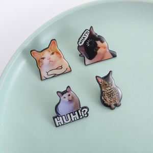 Huh What Cat Broche Esmalte Pins Dibujos animados Angry and Arrogant Kitten Meme Broches Bolsas Solapa Insignia Joyería Regalo para Cat Lover - Product Image 1