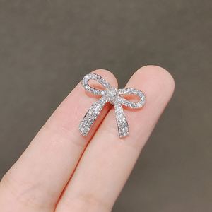 Nouvelle Broche Nœud Papillon Diamant Tendance, Exquise et Compacte, en Strass, Polyvalente pour Femme, pour Costume de Mariage, en Alliage Plaqué Or - Product Image 3