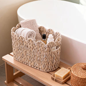 Cesta de almacenamiento rectangular hecha a mano con jacinto de agua, blanca, tipo pedestal, para organizar toallas y papel higiénico en el baño o dormitorio. - Product Image 3