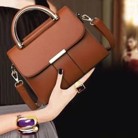 Sac à bandoulière carré plissé minimaliste pour femme en cuir PU souple avec garniture métallique, grande capacité, idéal pour les trajets quotidiens, sac à main esthétique