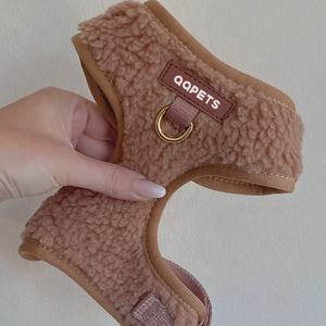 <span class=keywords><strong>Harness</strong></span> anjing Teddy musim dingin mewah setelan <span class=keywords><strong>Harness</strong></span> hewan piaraan anak anjing desainer kustom dekorasi bulu karet antilembap modis Inggris - Product Image 1