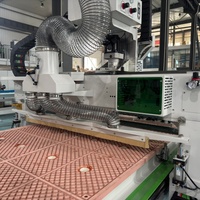 Machine CNC à bois à refroidissement par air avec broche et lame de scie, routeur CNC ATC 1330 pour la fabrication de portes, livraison rapide depuis Qingdao