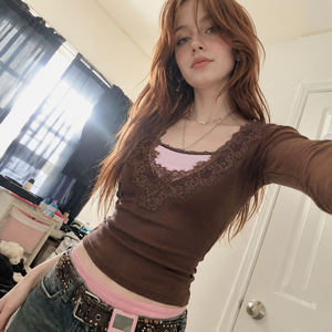 Blusa de encaje sintético con patchwork rosa y marrón, de corte ajustado, estilo europeo-americano, minimalista, versátil para el día a día, favorecedora y ideal para combinar en capas. - Product Image 3