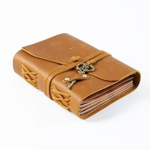 Journal en cuir vintage avec clé, fait main, à bords festonnés, papier vintage, reliure en cuir, journal de voyage, carnet - Product Image 1