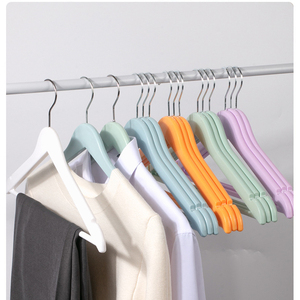 Cintres en bois colorés de haute qualité pour vêtements, prix d'usine en gros - Product Image 5