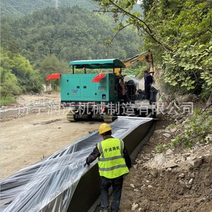 Paveuse autotractée pour la formation de bordures et de canaux de drainage en béton dans les zones montagneuses - Product Image 3