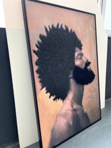 Arte Texturizado en 3D <span class=keywords><strong>de</strong></span> Retrato Masculino Afrocentrífico sobre Lienzo - Decoración <span class=keywords><strong>de</strong></span> Pared Moderna con Marco Negro y Detalles <span class=keywords><strong>de</strong></span> Cadena Dorada - Product Image 6