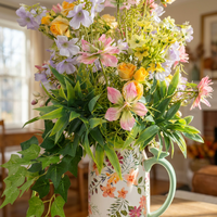 Centre de table floral printanier style Cottage Pastel, arrangement de roses en soie et de clématites avec pichet en céramique à motifs floraux colorés