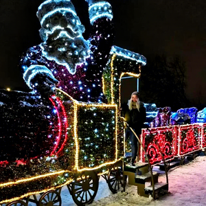 Décoration de train de Noël de style vintage avec éclairage LED pour l'aménagement extérieur des jardins et des fêtes - Product Image 1