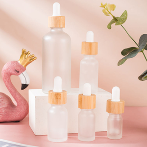 Botella de vidrio blanco esmerilado de 30 ml con tubo blanco y anillo de bambú/madera; impresión personalizada y serigrafía disponibles. - Product Image 1