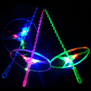 Flying Lights ToysTwist Disc Flyer Saucers con anillos de lanzador Led Flash Bamboo Dragonfly Flying Led Toy Gift para niños - Product Image 1