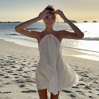Robe mini dos nu en mousseline tissée blanche écologique pour femme, style licou, fluide et ample, sans manches, idéale pour les vacances d'été à la plage ou comme tenue de villégiature