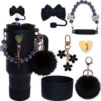 Ensemble de sept pièces moderne en plastique avec motif craquelé, chaîne de tasse à nœud papillon, couvercle à paille en forme de cœur, manchon de tasse, chaîne florale et crochet à pompon