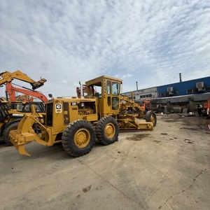 Niveleuse Caterpillar CAT 140G d'origine japonaise, 5000 heures de fonctionnement, excellent état, boîte de vitesses et pompe incluses, prête à être expédiée. - Product Image 1