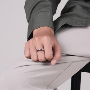 Anillo Minimalista de Acero de Titanio Grabado con la Palabra 'Hope', Diseño Unisex, Joyería para Regalo - Product Image 3