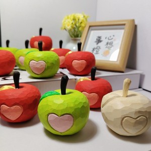 Ornement en bois en forme de cœur rouge et vert, en bois naturel, à suspendre, décoration de Noël, cadeau - Product Image 1